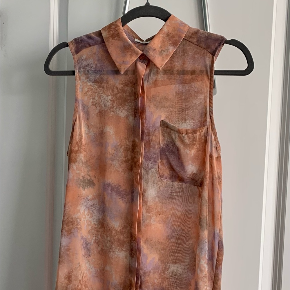 LUSH Sleeveless Crepé High-Low Button-Down Blouse in orange/purple/white/gray
